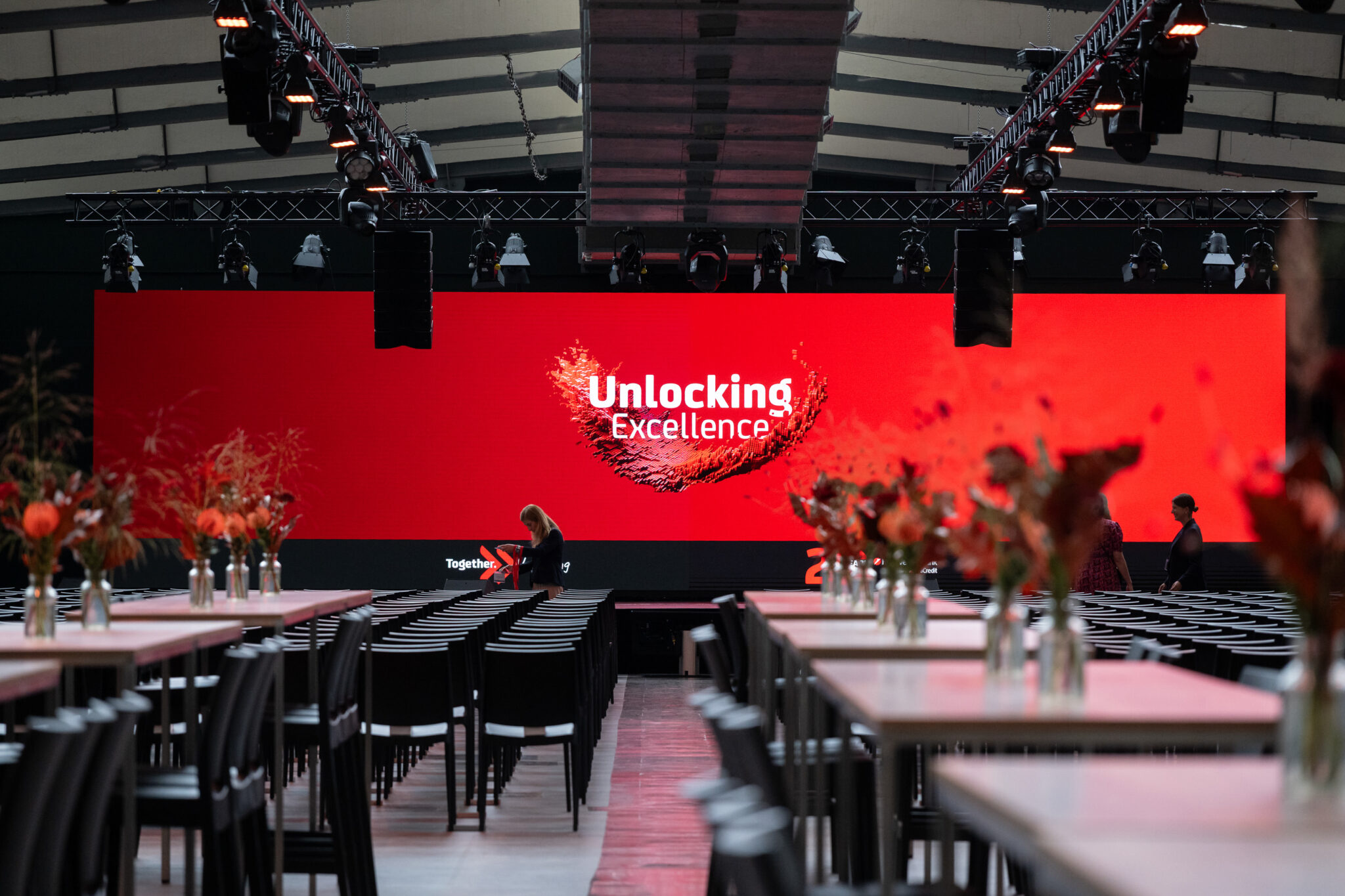 Ganzheitliches Eventkonzept mit LED-Bühne und Markeninszenierung