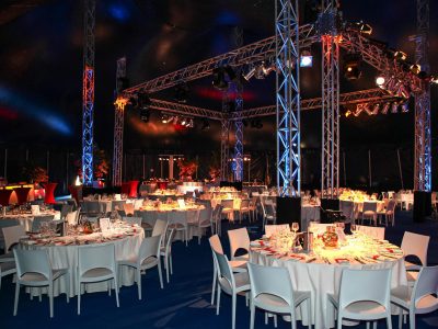 Gala-Setting mit Catering und Lichtinszenierung